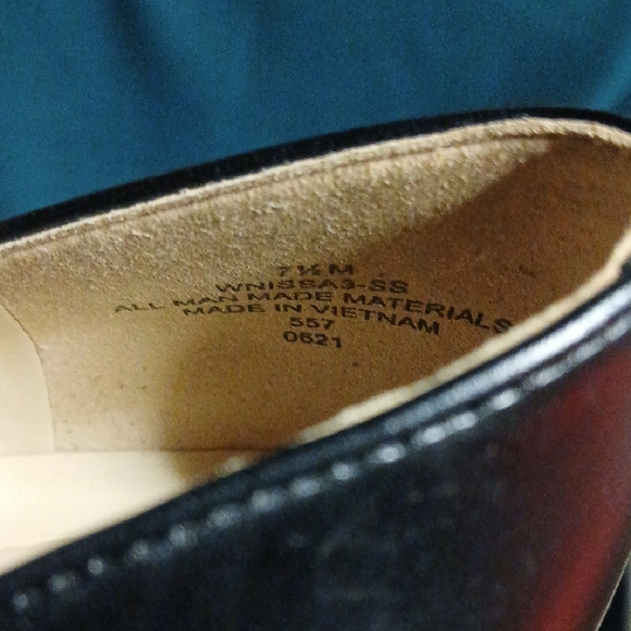 Sleek Black Leather Heels - Picture 4 of 8